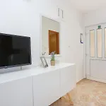 Family Friendly Seaside Sevid, Trogir - 4286 公寓